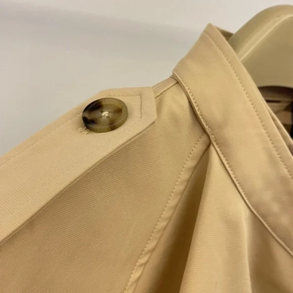 Burberry Double-Breasted Short Trench Cape - Picture 6 of 8